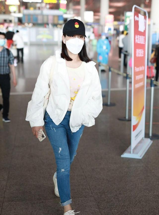 照曝光白外套配牛仔裤美翻！pg电子平台马苏机场素颜(图1)
