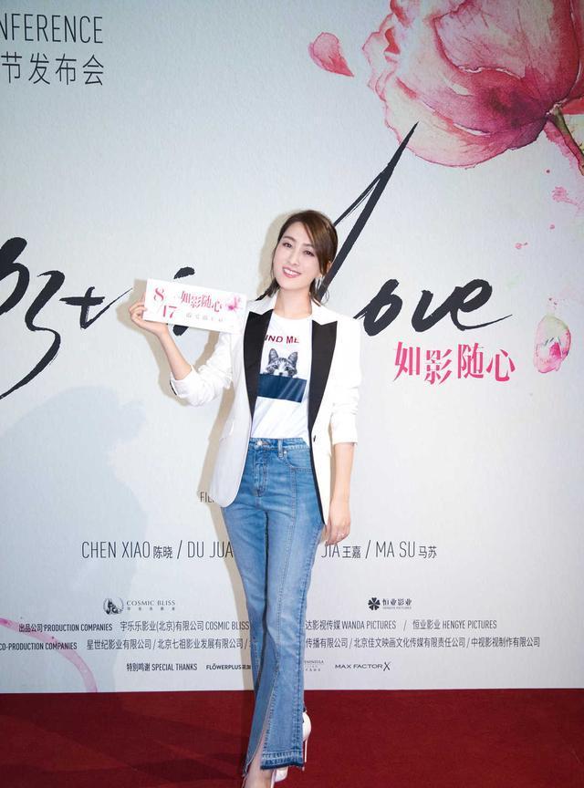 照曝光白外套配牛仔裤美翻！pg电子平台马苏机场素颜(图5)