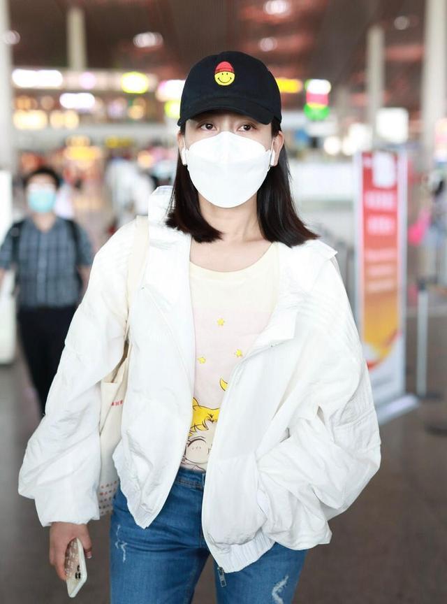 照曝光白外套配牛仔裤美翻！pg电子平台马苏机场素颜(图3)