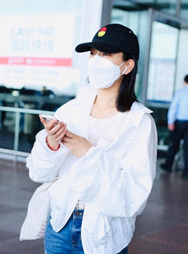 照曝光白外套配牛仔裤美翻！pg电子平台马苏机场素颜(图6)