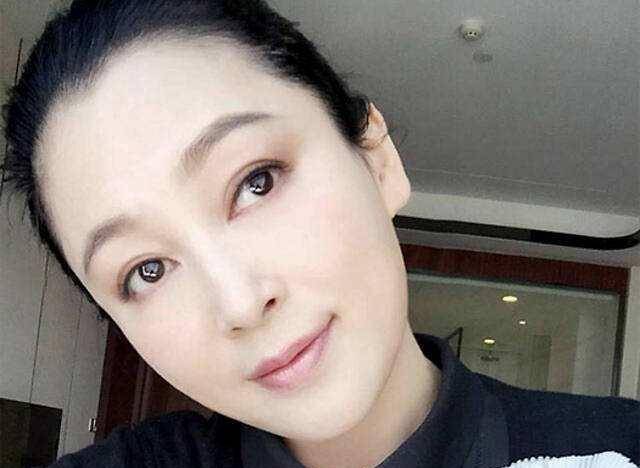 少女时尚照太惊艳难怪能征服陈凯歌pg模拟器51岁陈红身材时尚犹如(图5)